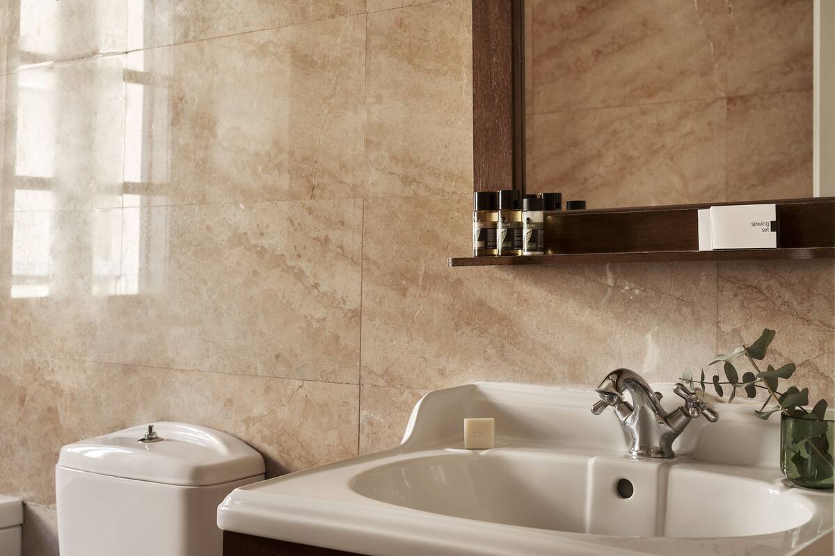 jetted bath, hydromassage showerhead, free toiletries, hair dryer