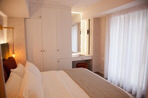 Minibar y caja de seguridad en la habitación