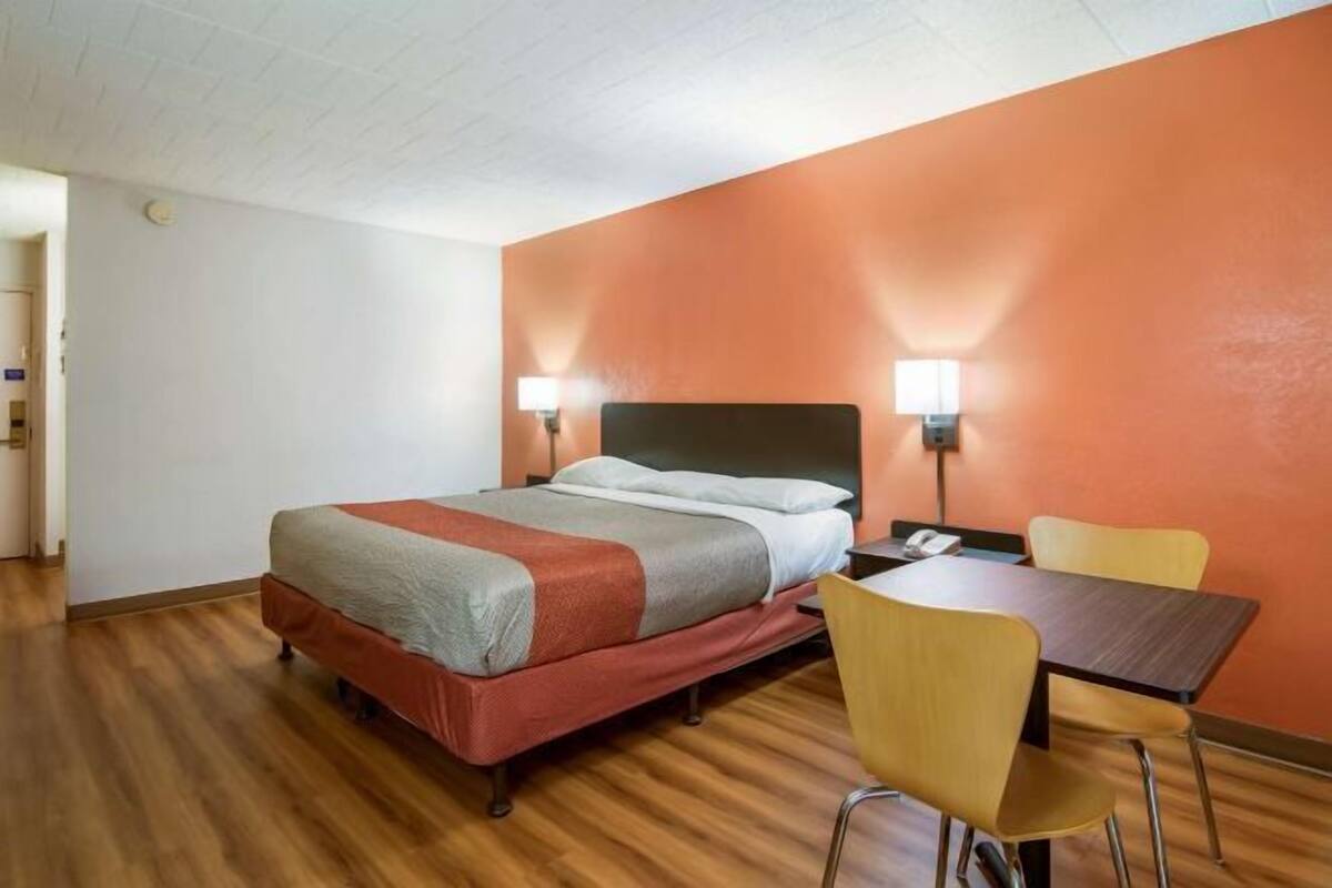 1 habitación, escritorio, wifi gratis y despertador 