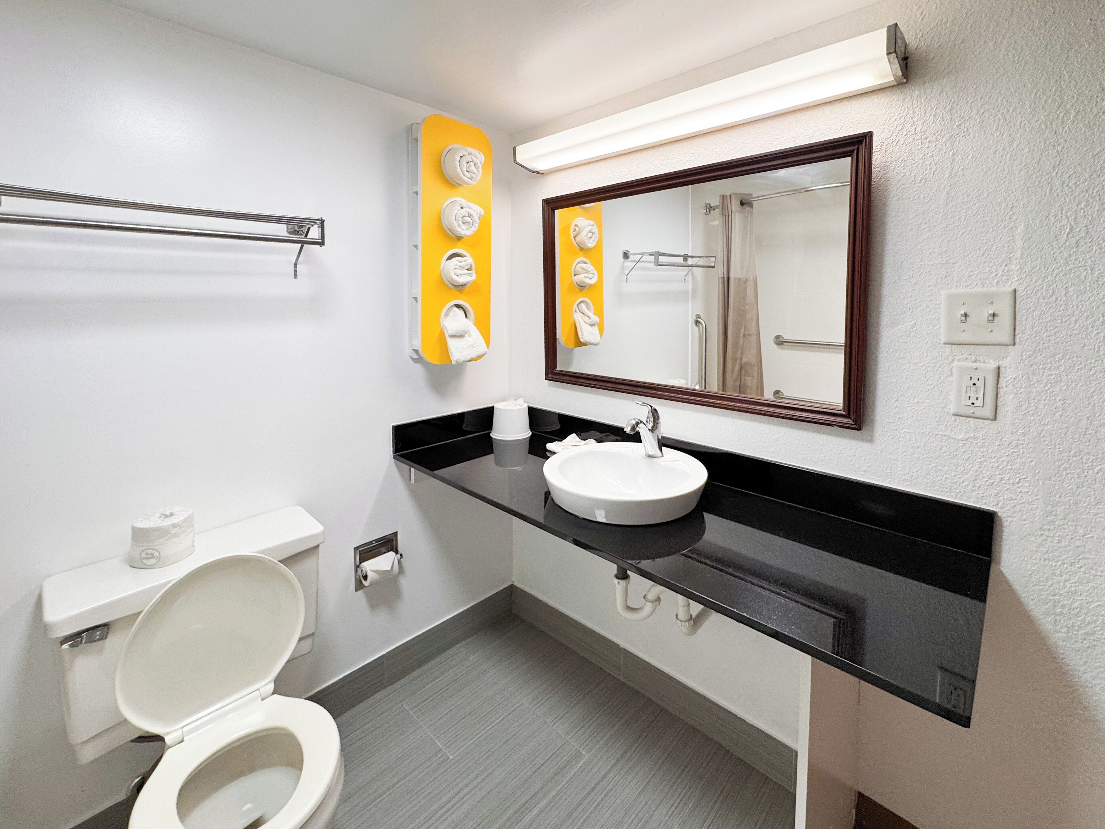 Combined shower/bathtub, deep-soaking bathtub, free toiletries, towels