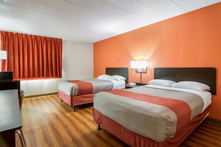1 bedroom, desk, free WiFi, bed sheets. Motel 6 New Stanton, PA