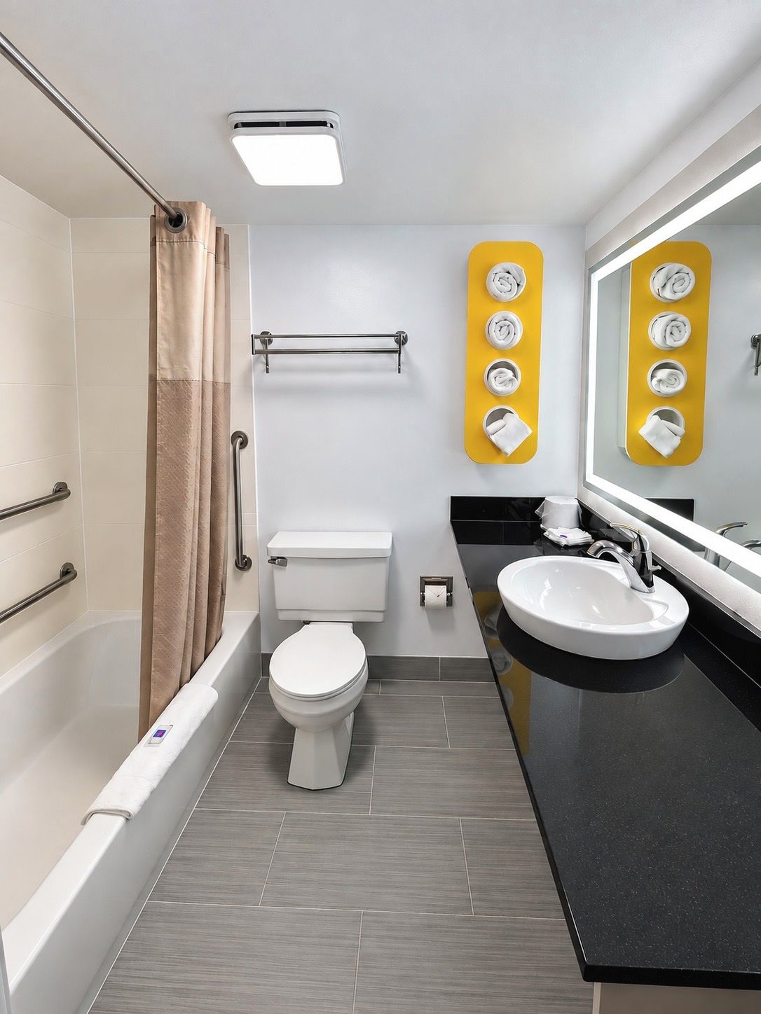 Une salle de bain moderne avec une baignoire, des toilettes et un lavabo.