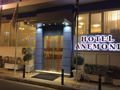 Fachada de la propiedad por la tarde o noche