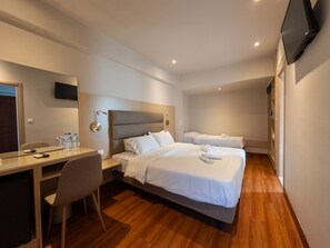Habitación cuádruple | Ropa de cama de alta calidad, minibar, caja fuerte