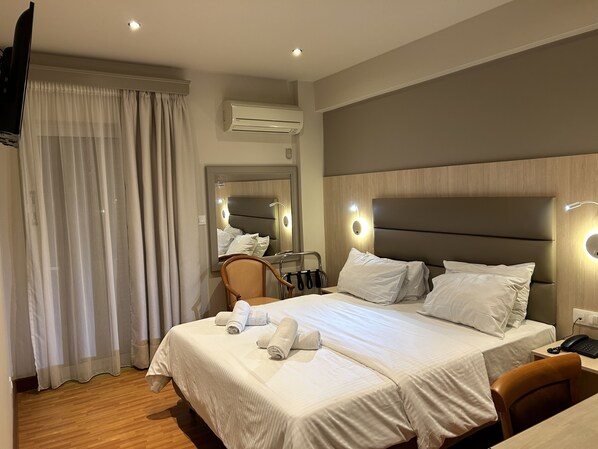 أغطية فراش متميزة وميني بار وخزنة داخل الغرفة وطراز فريد لكل وحدة