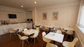 Colazione continentale, servita tutte le mattine (10 EUR a persona)