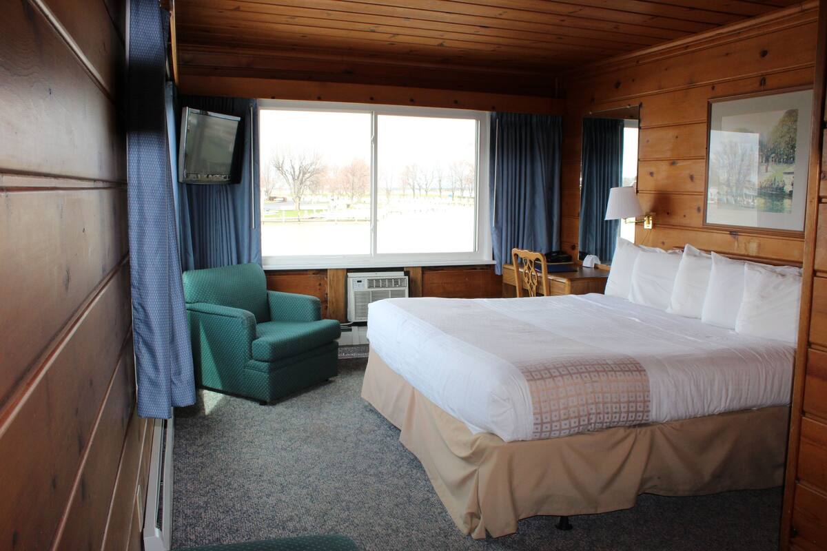 Room, 1 King Bed, Non Smoking (Waterfront) | WiFi (free), bed sheets
