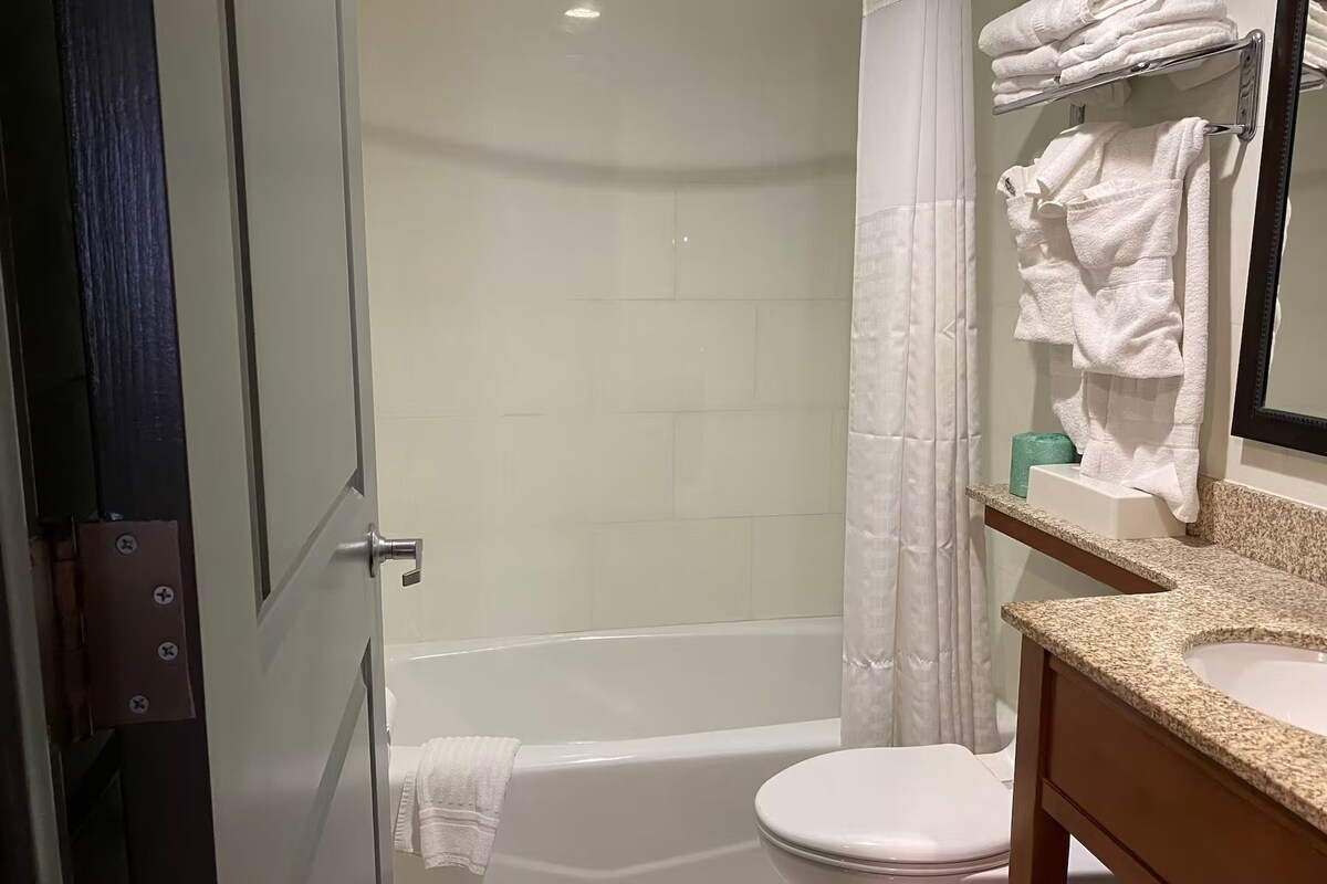 Une salle de bain avec une douche, des toilettes et un lavabo.