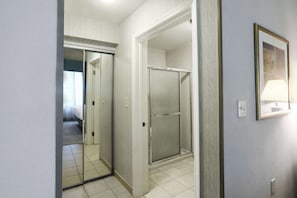 Premium-Studiosuite, 1 King-Bett | Dusche im Bad