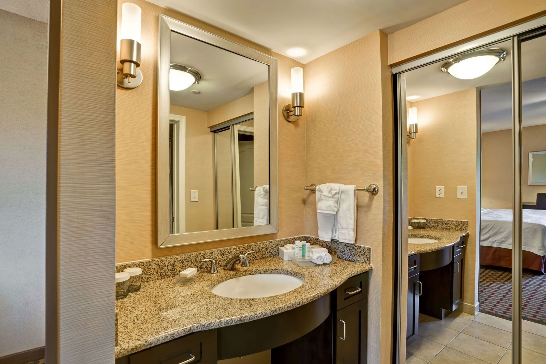 Baño | Amenidades de baño gratuitas, secadora de cabello, toallas, jabón 
