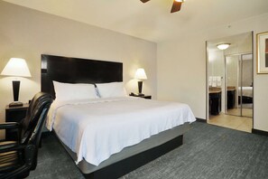 Ropa de cama hipoalergénica y espacio para trabajar con laptop 