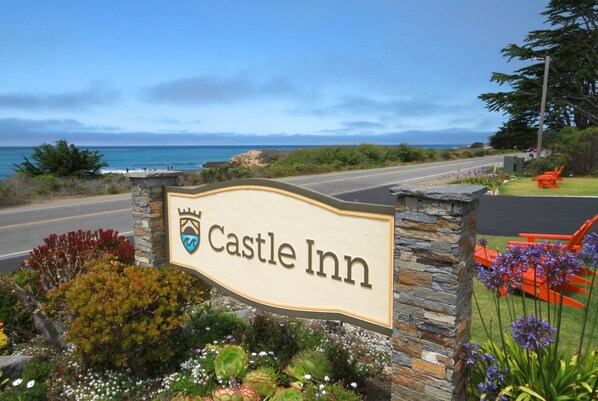 Property entrance - Castle Inn (Cambria)