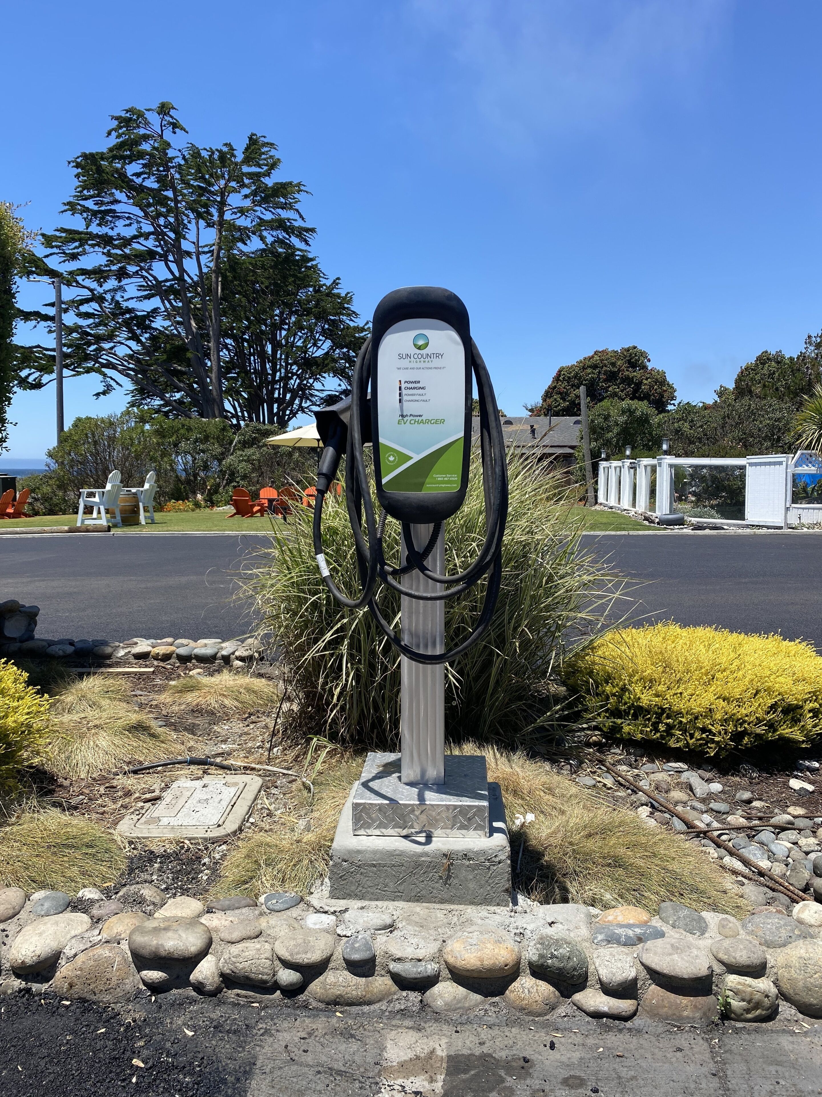 Una estación de carga para vehículos eléctricos con un rótulo que indica que es un cargador de alta potencia.