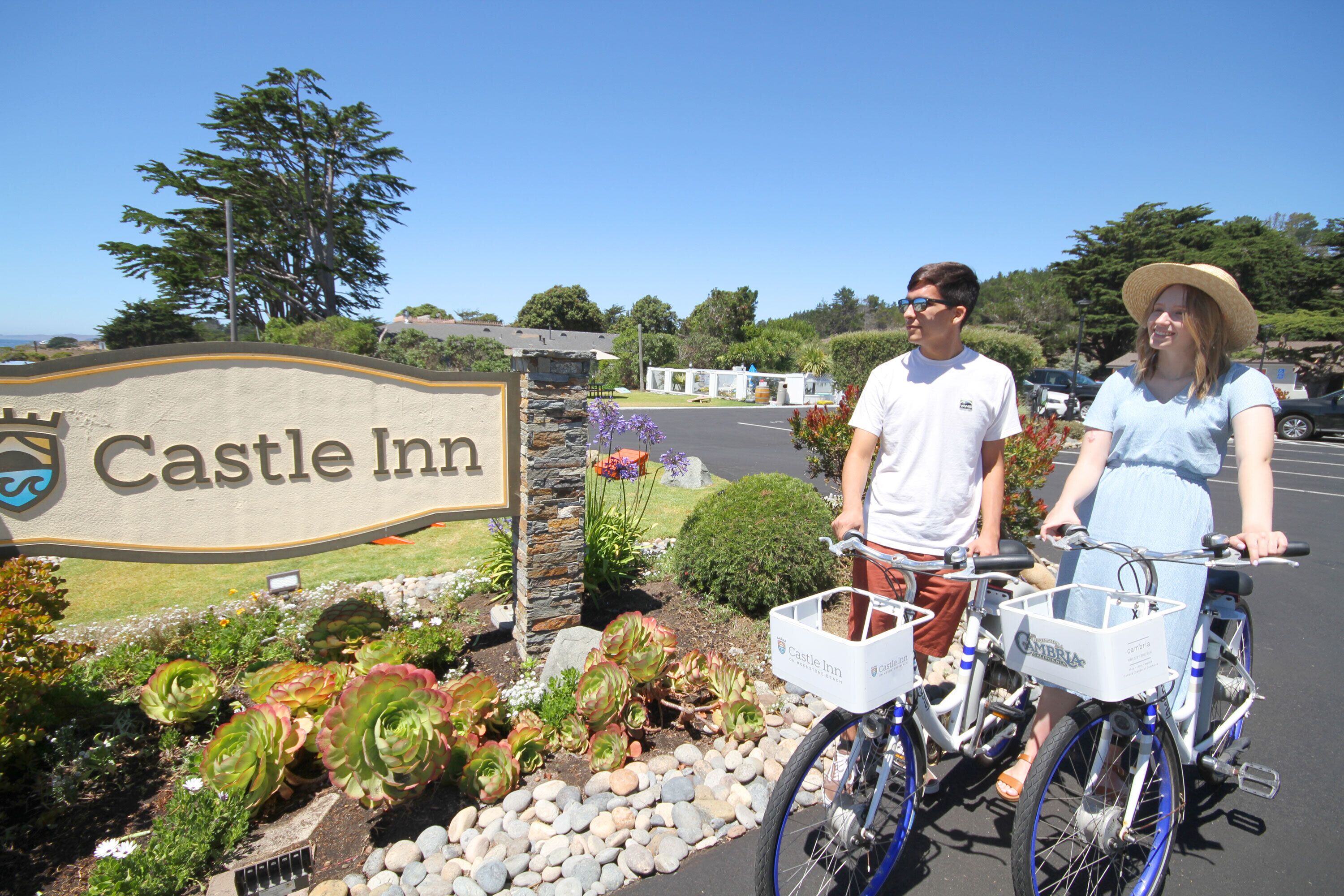 Une enseigne pour l’hôtel Castle Inn, avec un jardin aménagé en premier plan.