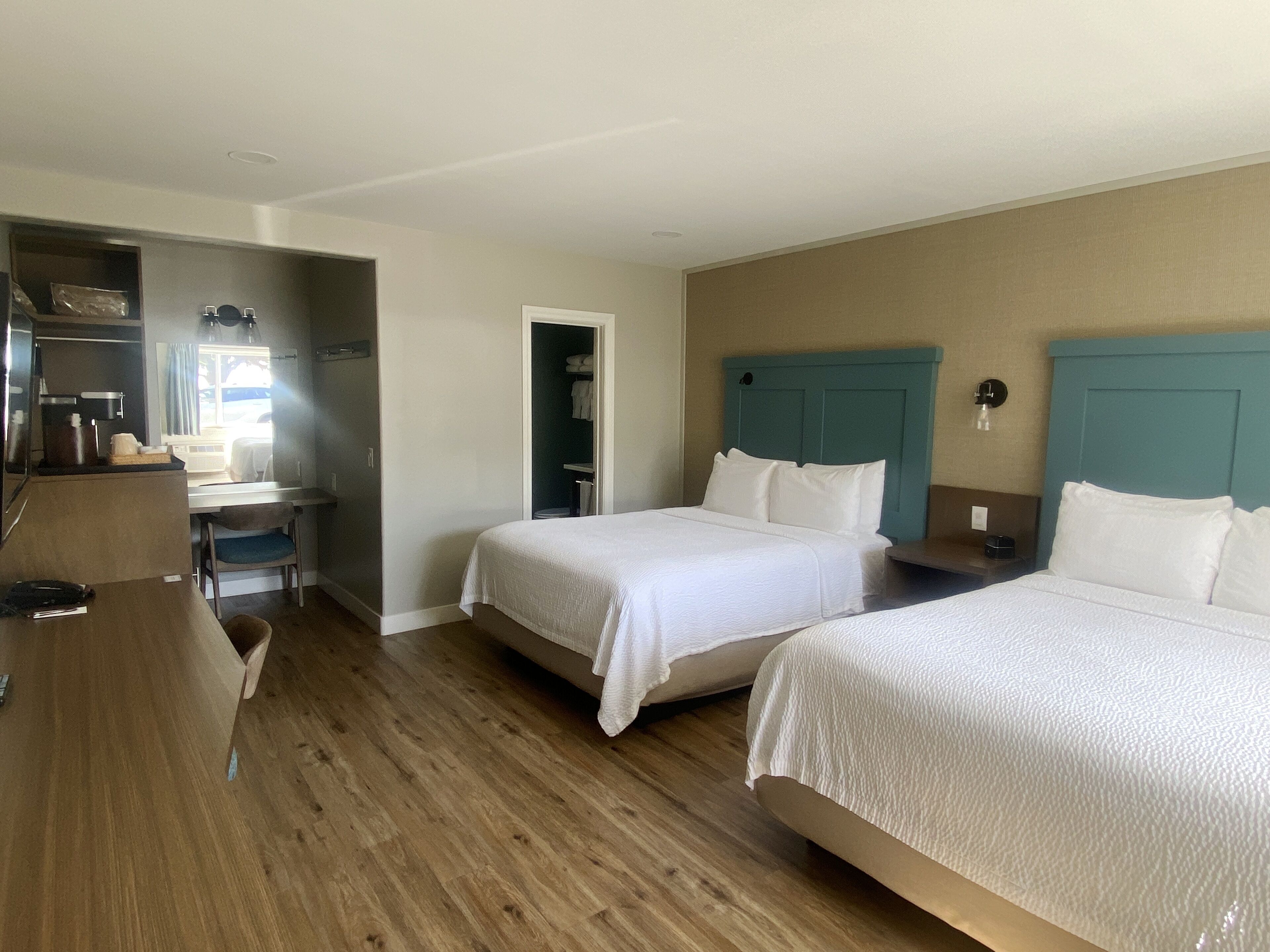 Camas con pillow-top, escritorio y espacio para trabajar con laptop 