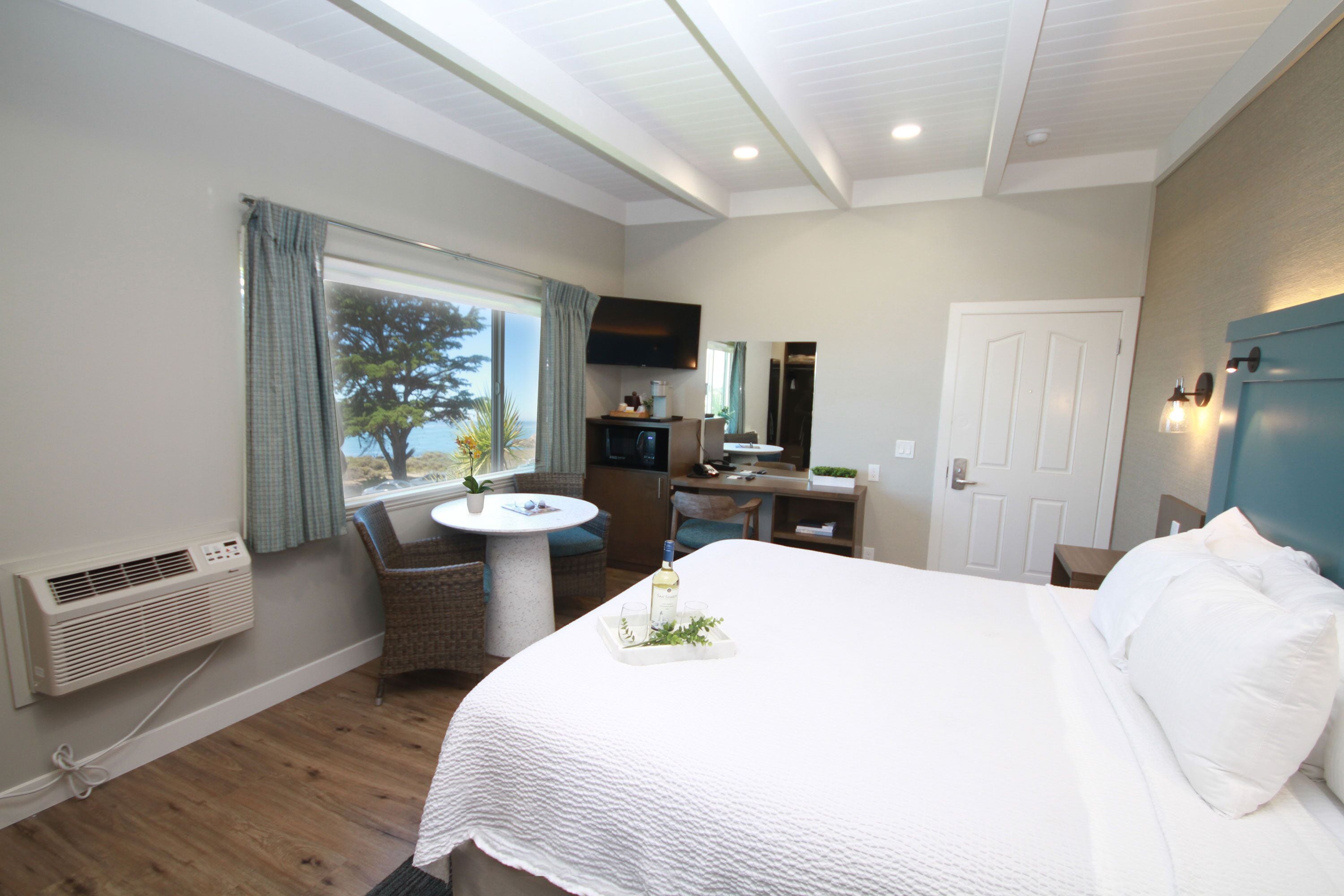 Pillowtop-bedden, een bureau, een laptopwerkplek