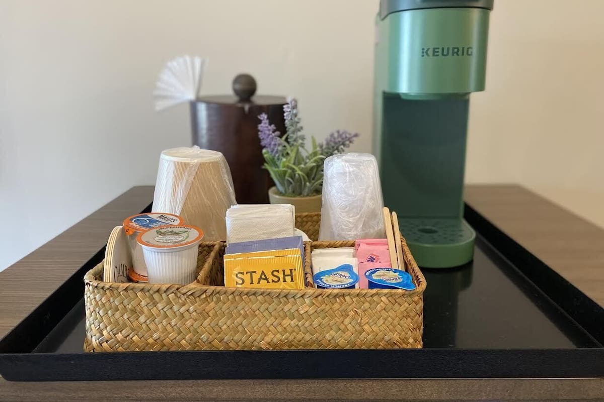 Pillowtop-Betten, Schreibtisch, laptopgeeigneter Arbeitsplatz