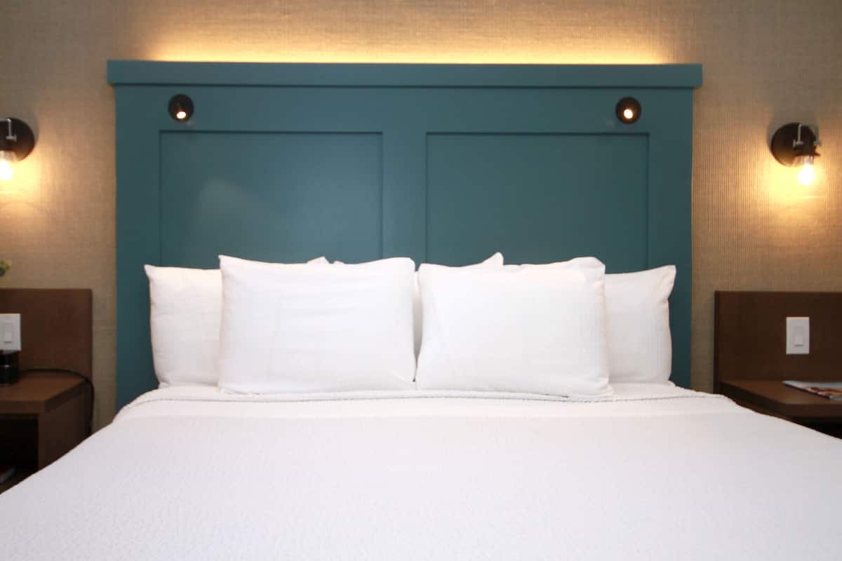 1 bedroom, pillow-top beds, desk, laptop workspace