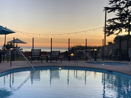 Una piscina al aire libre, sombrillas