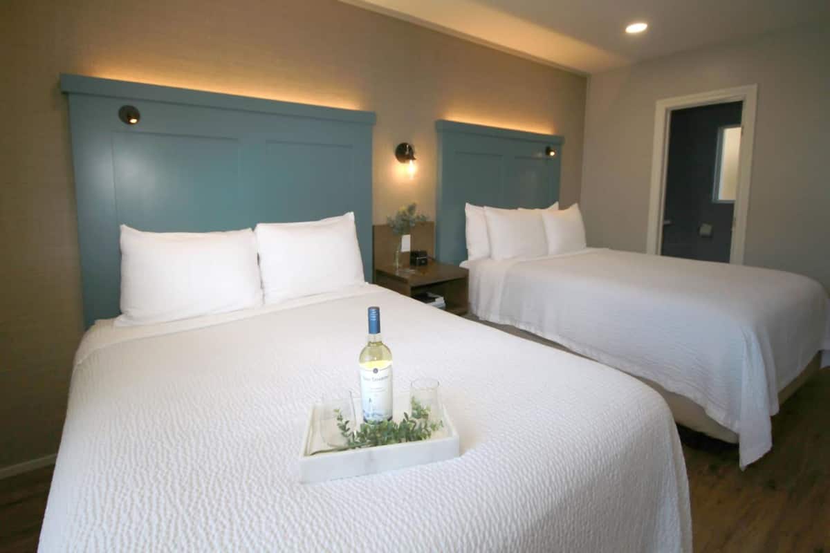 1 bedroom, pillow-top beds, desk, laptop workspace