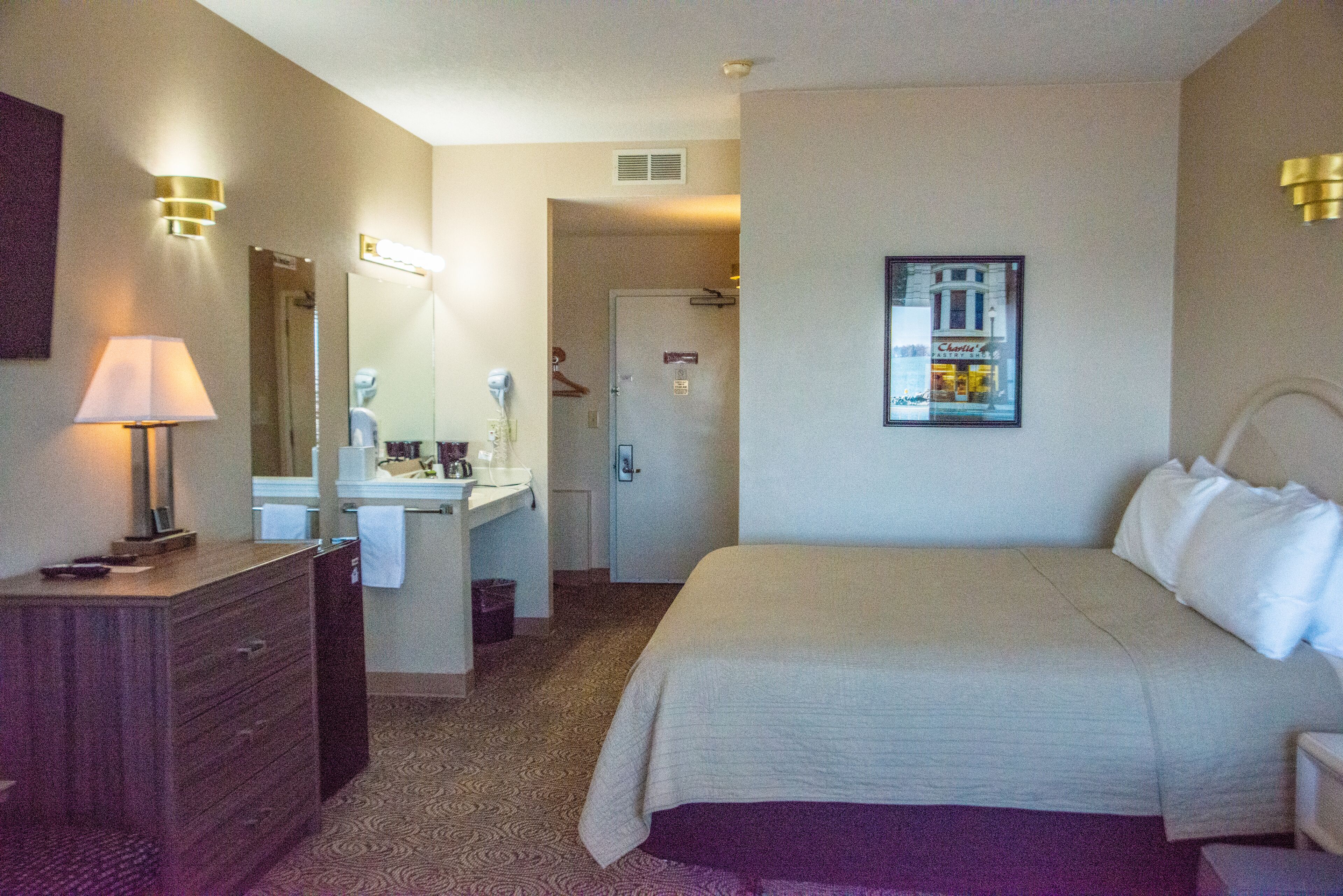 basic room, 1 king bed | in-room safe, individually decorated, individually furnished, desk