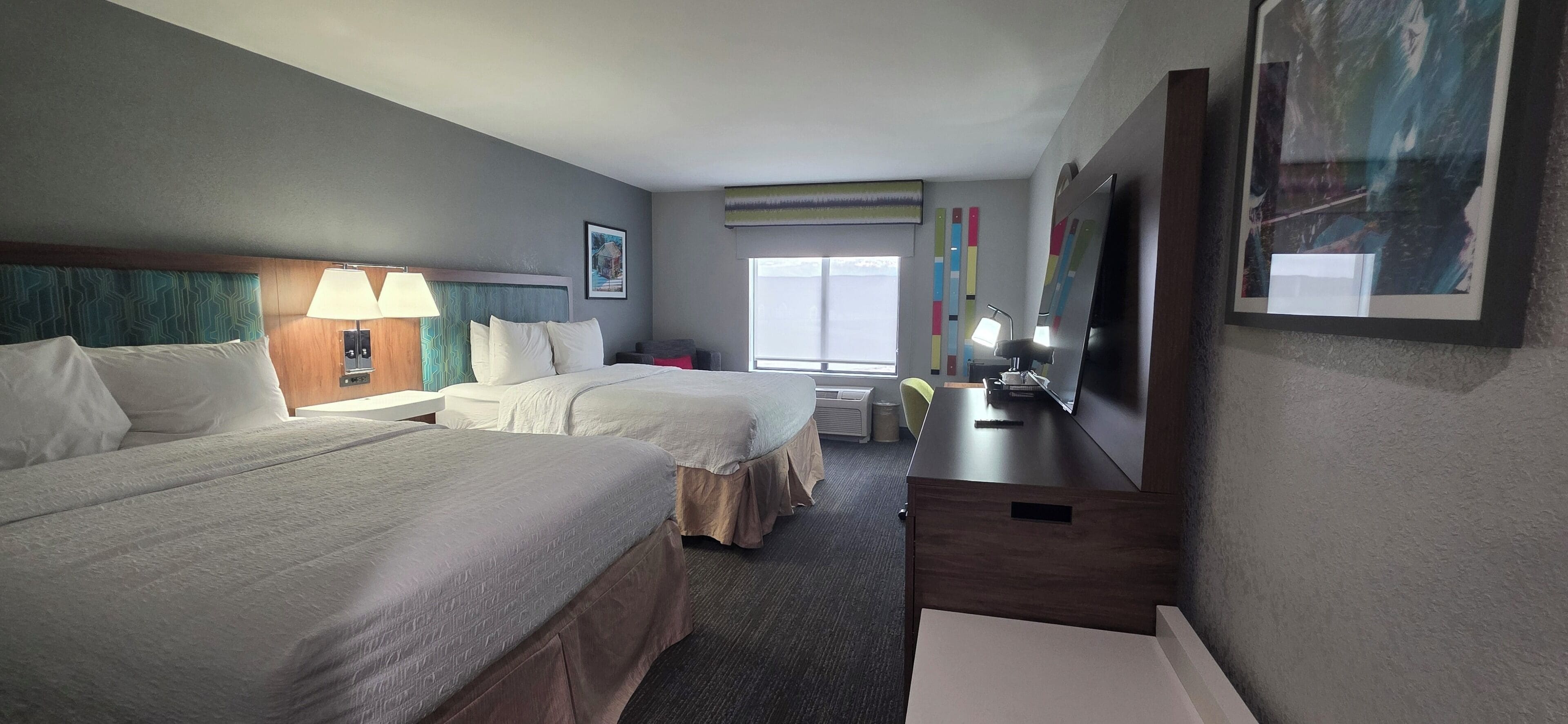 ルーム クイーンベッド 2 台 冷蔵庫 | セーフティボックス (室内)、アイロン / アイロン台、WiFi (無料)、アラーム付き時計