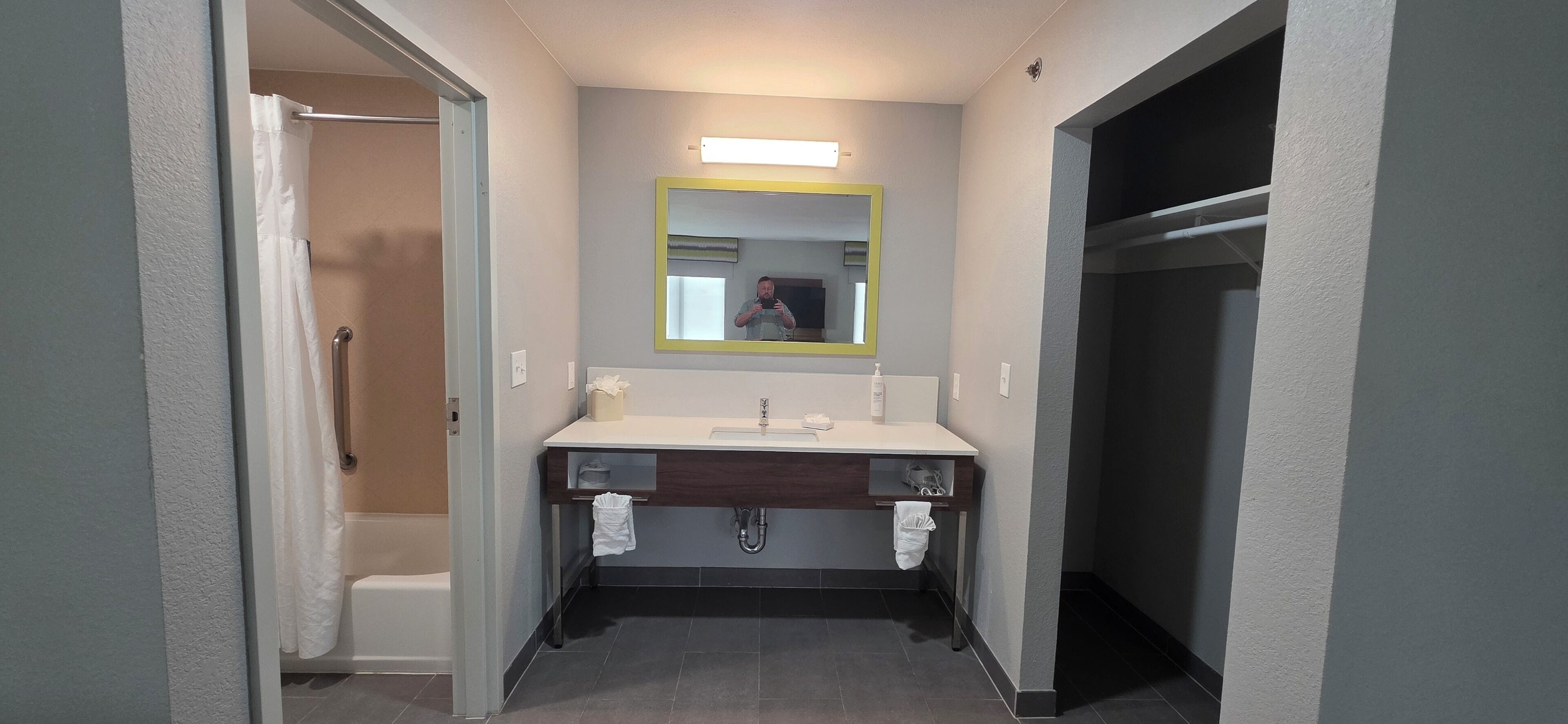 套房, 2 张大床, 无烟房 | 浴室 | 免费洗浴用品、吹风机、毛巾