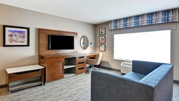 Room | Living area | 37-inch flat-screen TV with cable channels, TV