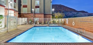 Seasonal outdoor pool - Hampton Inn by Hilton Moab (Moab)