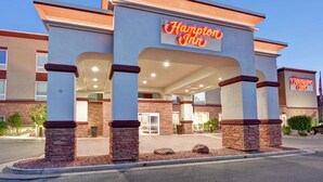 A Hampton Inn hotel with a brick facade, large entrance, and a clear sky. - Hampton Inn by Hilton Moab (Moab)