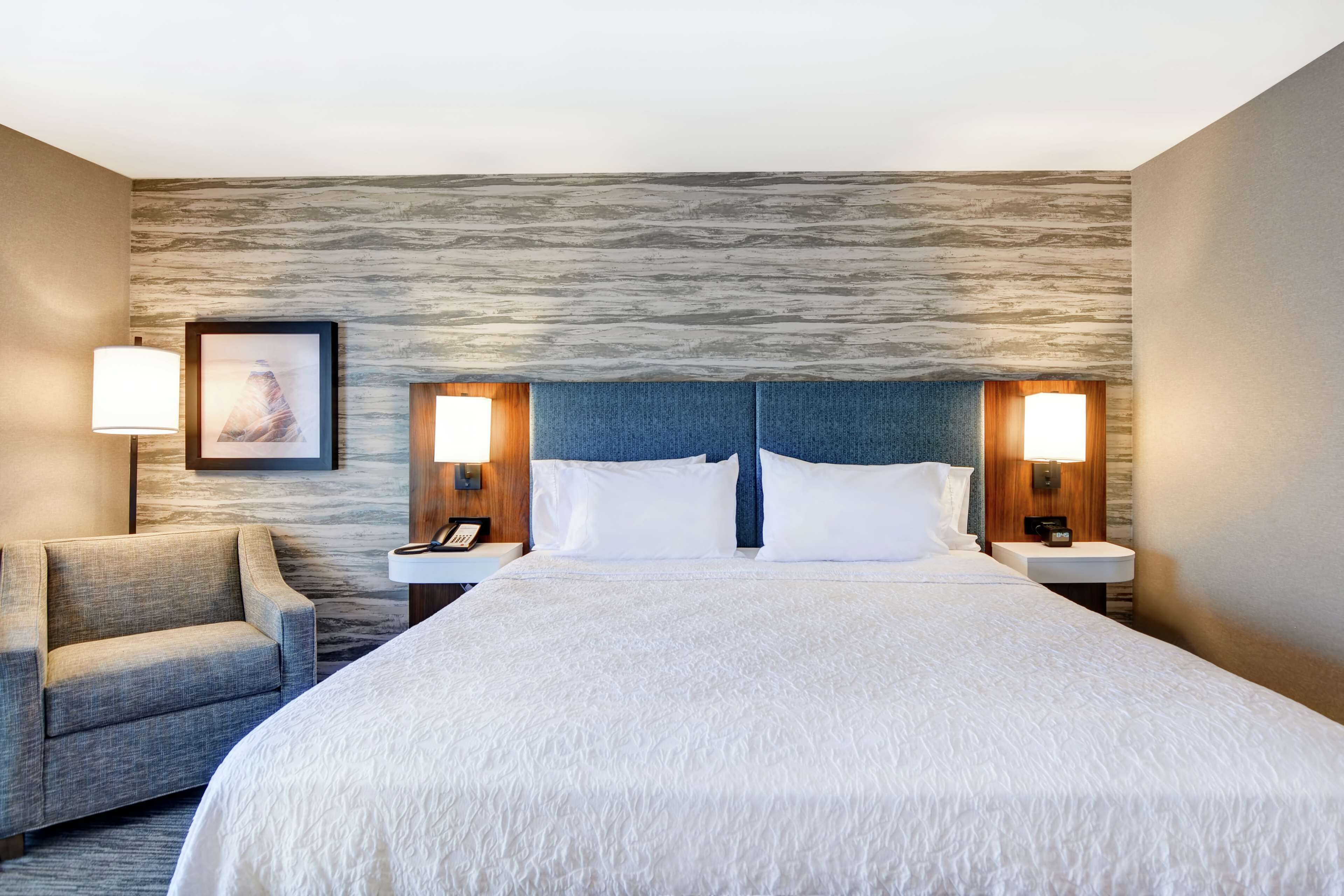 37-英寸纯平电视 （配备有线频道）、电视