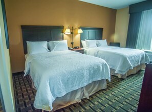 Two queen beds non smoking | Desk, blackout drapes, soundproofing, iron/ironing board - Hampton Inn & Suites Palestine (Palestine)