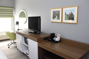 Hypo-allergenic bedding, desk, laptop workspace, iron/ironing board - Hampton Inn and Suites Fort Worth/Forest Hill (Fort Worth)