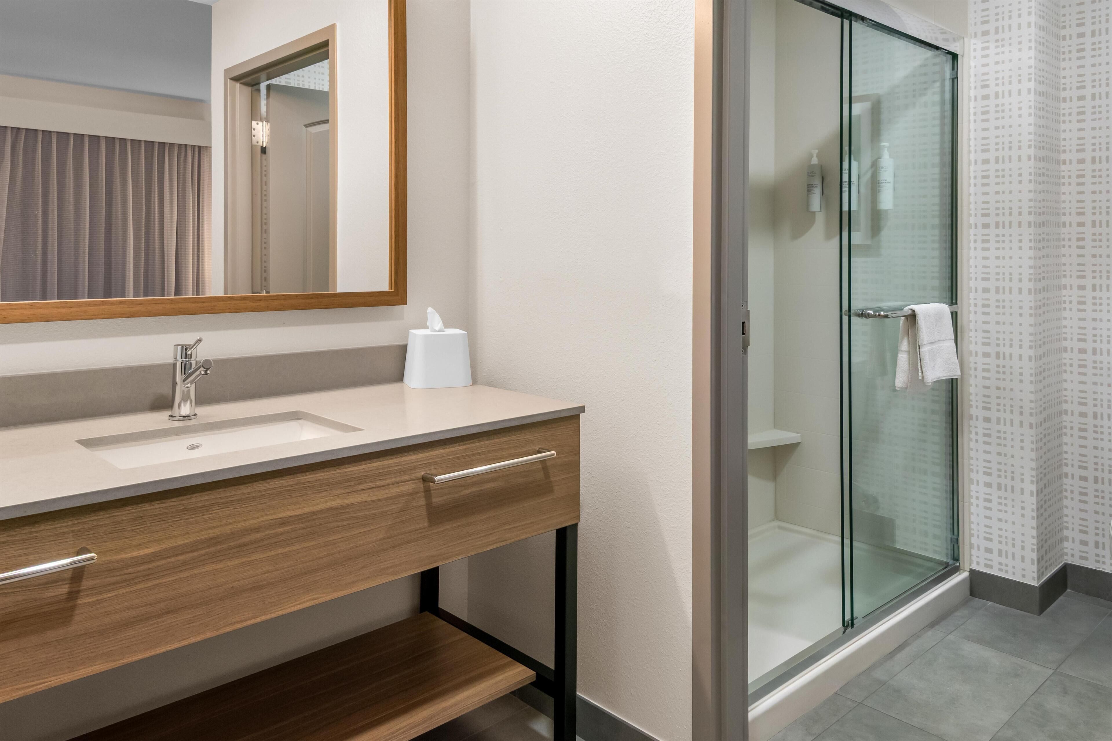 Suite estudio, 1 cama de matrimonio grande con sofá cama, no fumadores | Ducha del cuarto de baño