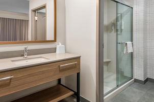Studio Suite, 1 King Bed with Sofa bed, Non Smoking | Bathroom shower