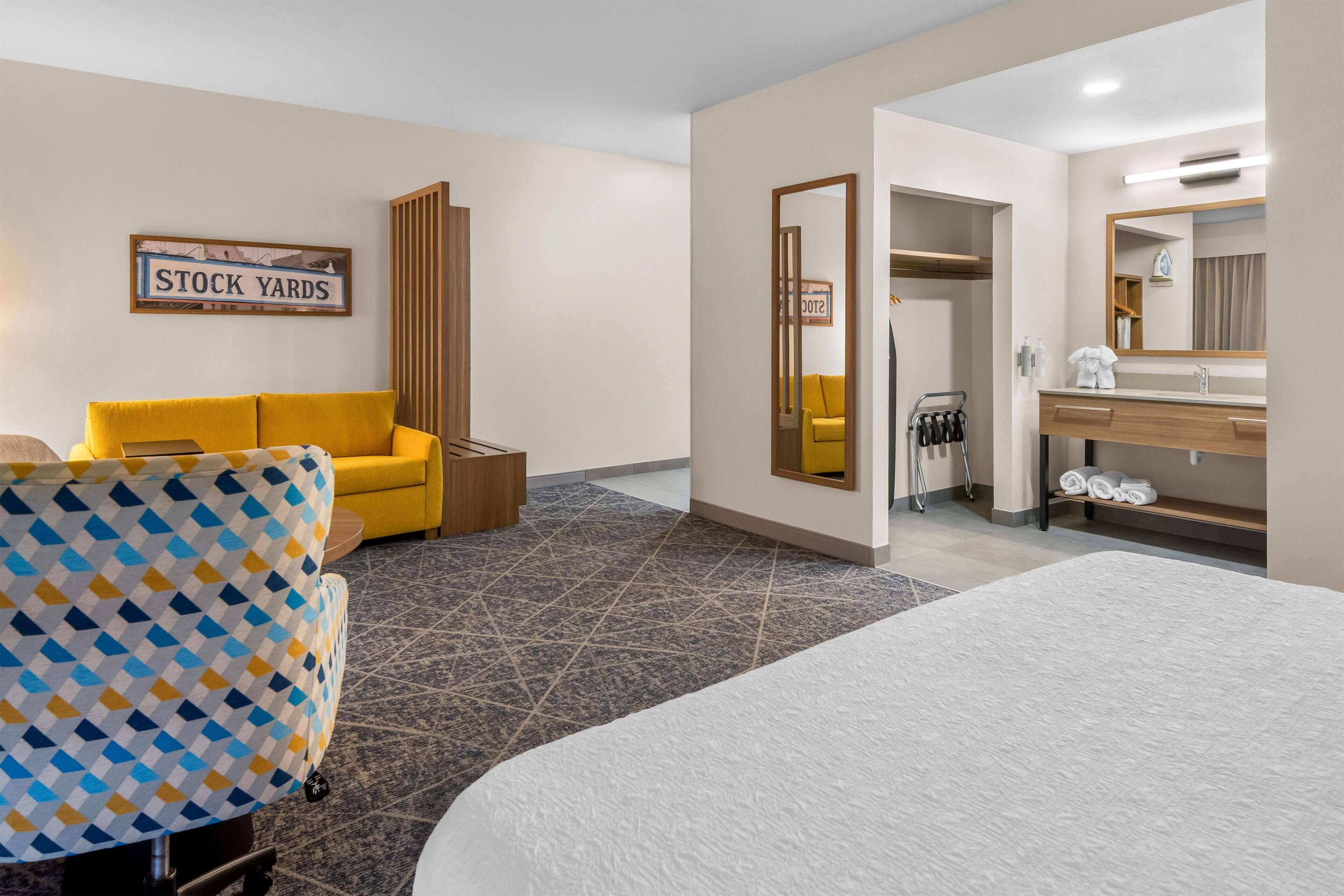 スタジオスイート キングベッド 1 台ソファーベッド付き 禁煙 | 低刺激性寝具、デスク、ノートパソコン用作業スペース 、アイロン / アイロン台