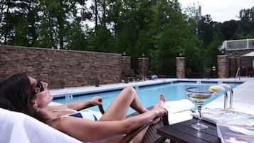 Piscina externa sazonal, funciona das 9h às 22h, espreguiçadeiras