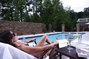 Seasonal outdoor pool, open 9 AM to 10 PM, pool loungers - Hampton Inn Atlanta-Canton (Canton)