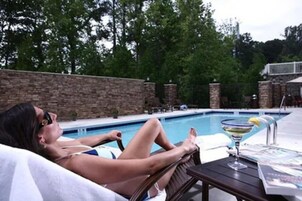 Piscina externa sazonal, funciona das 9h às 22h, espreguiçadeiras