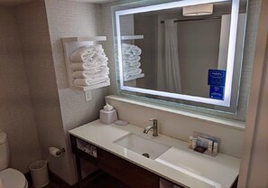 Shower, free toiletries, hair dryer, towels - Hampton Inn Atlanta-Canton (Canton)