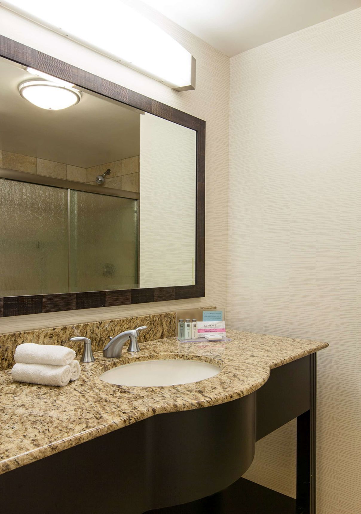 Baño | Tina con regadera, amenidades de baño gratuitas, secadora de cabello 