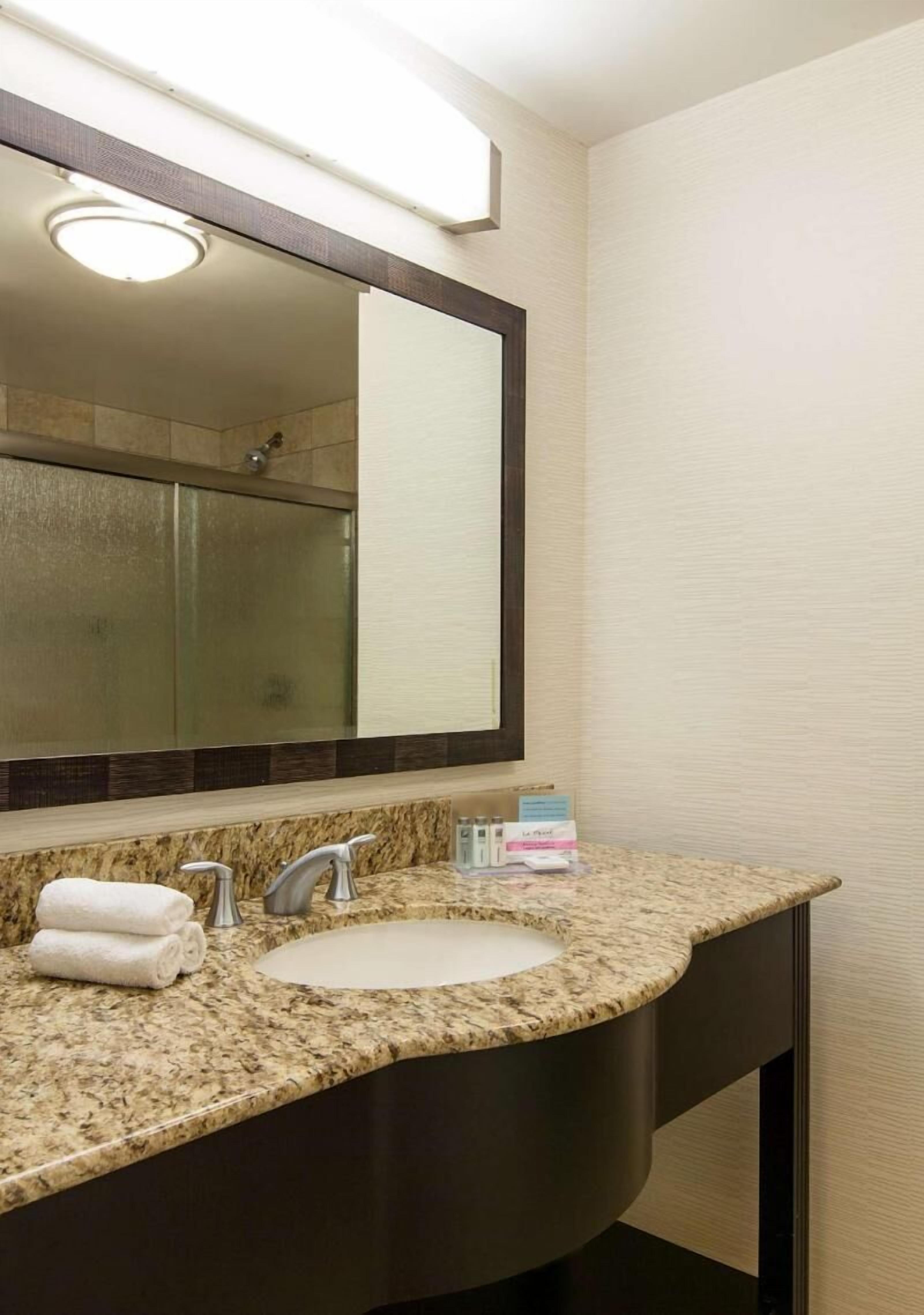 Baño | Tina con regadera, amenidades de baño gratuitas, secadora de cabello 