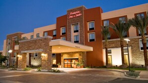 A Hampton Inn & Suites hotel with a brick facade, a covered entrance, and palm trees in the landscaping. - Hampton Inn & Suites Phoenix Chandler-Fashion Center AZ (Chandler)