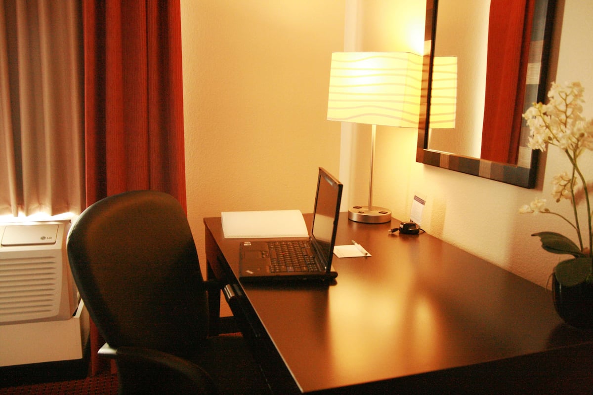 Ropa de cama de alta calidad y cortinas opacas