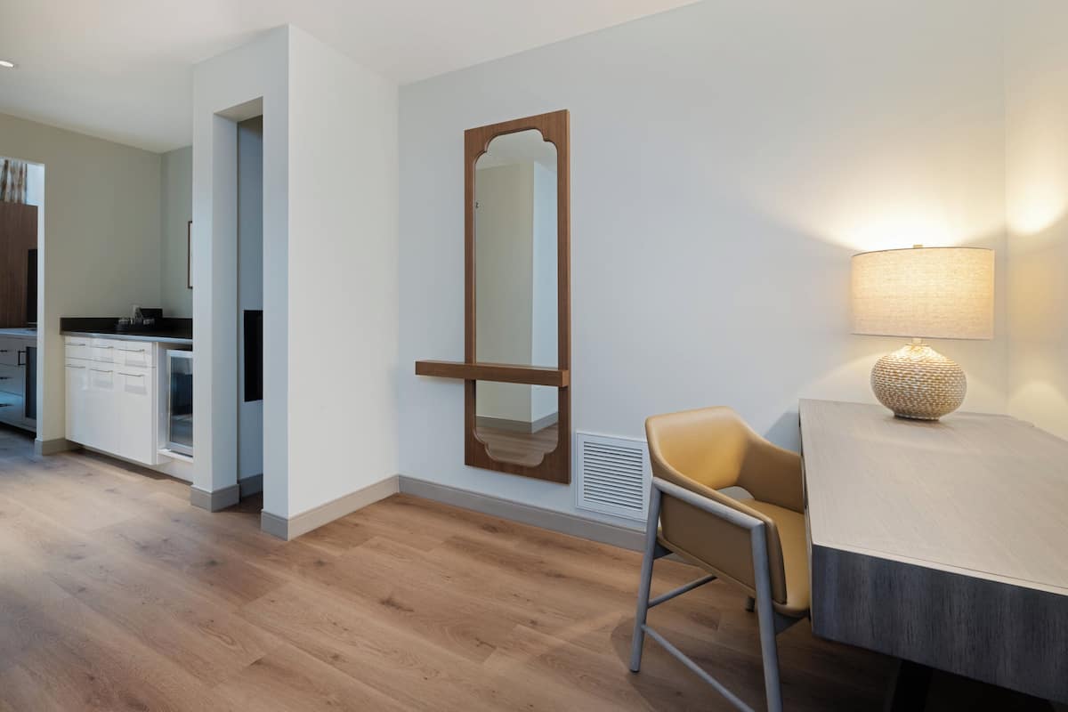 Suite, 1 queensize-seng | Allergitestet sengetøy, safe på rommet og skrivebord