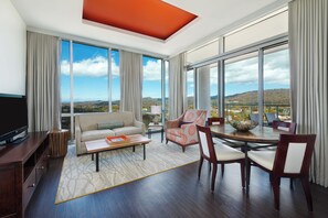 Hypo-allergenic bedding, in-room safe, desk, laptop workspace