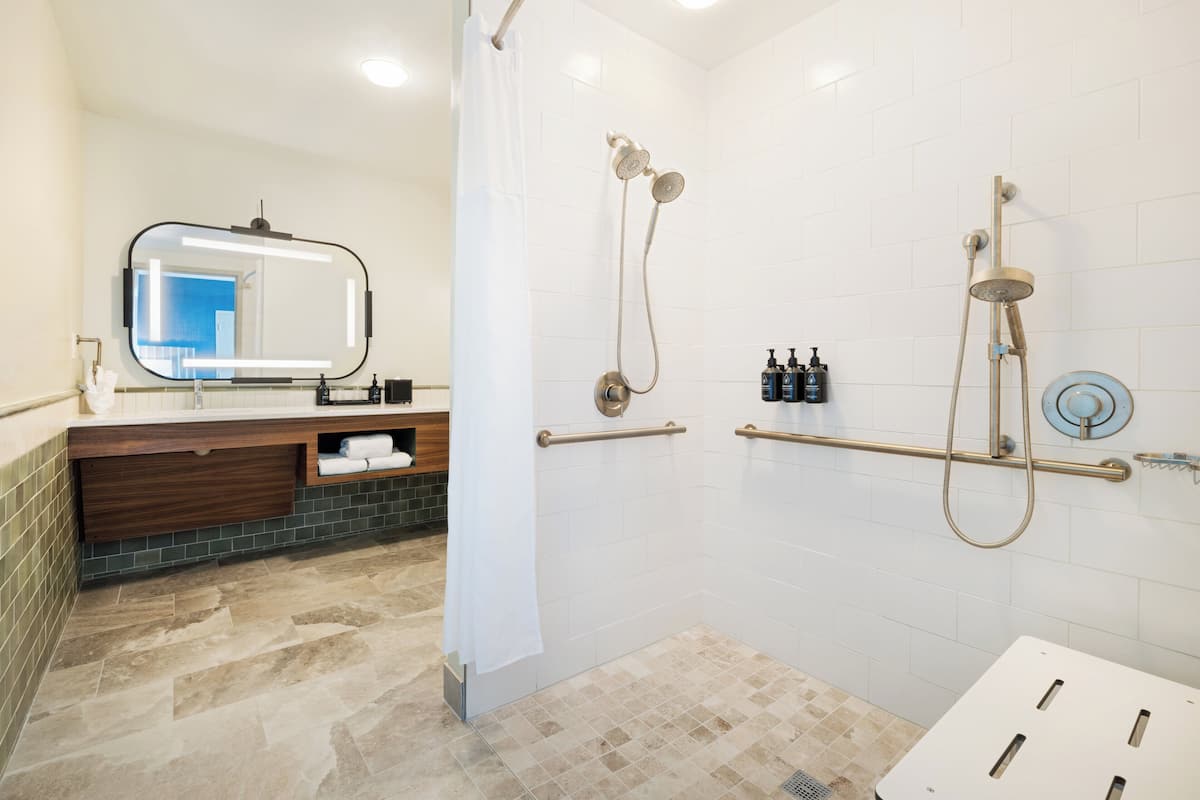 Kostenlose Toilettenartikel, Haartrockner, Handtücher