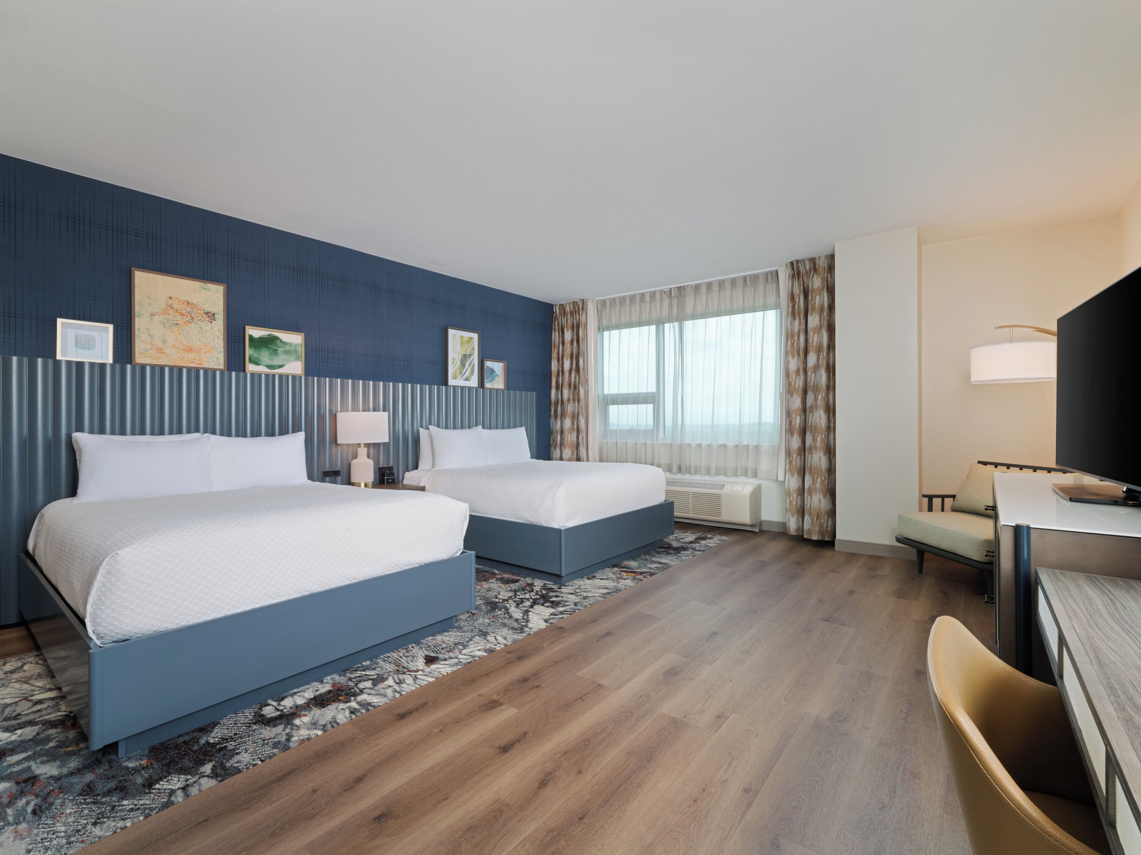 Rom – premium, 2 queensize-senger | Allergitestet sengetøy, safe på rommet og skrivebord