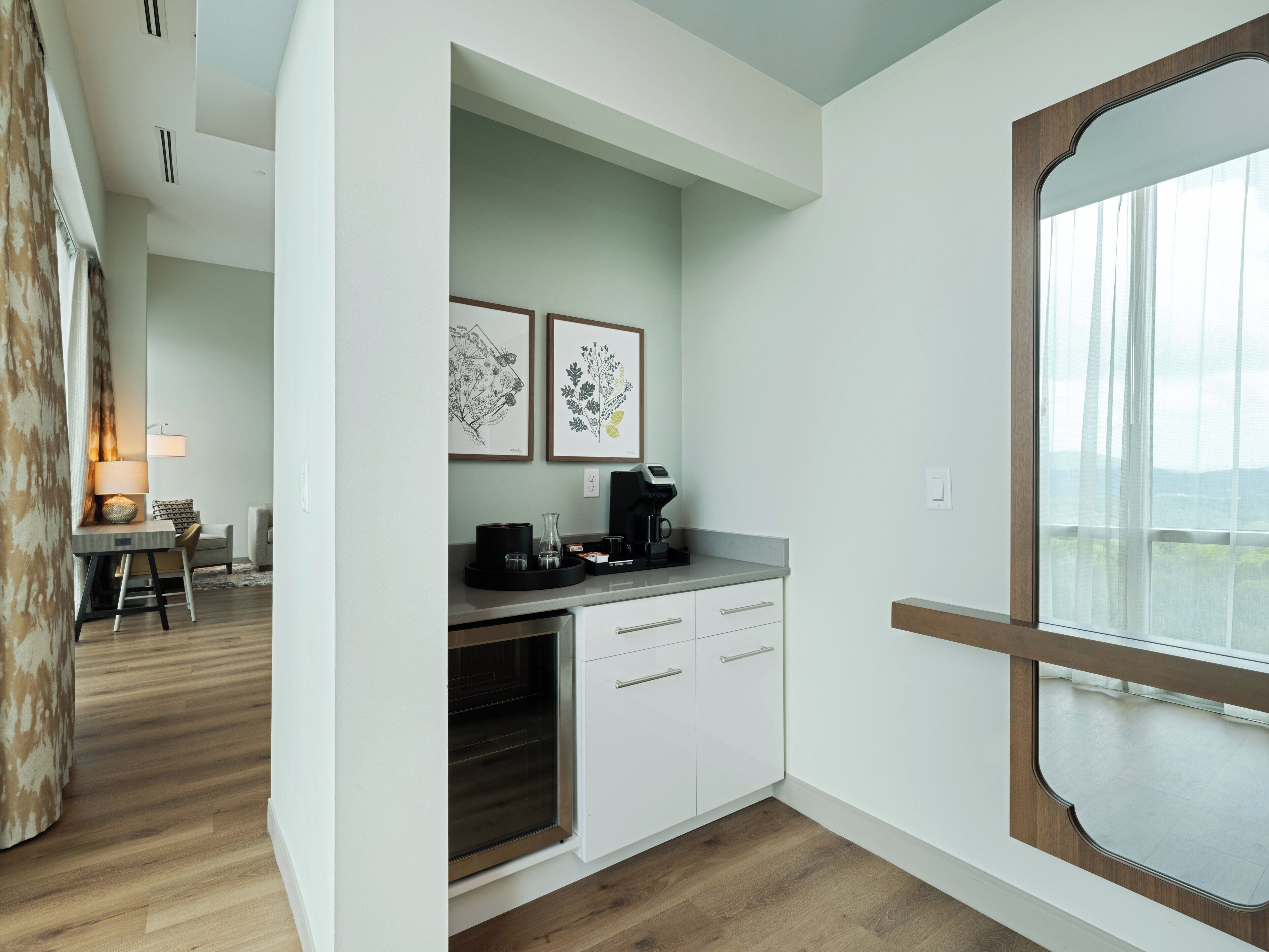 suite, 1 king bed (bath shower combination) | 1 bedroom, hypo-allergenic bedding, in-room safe, desk