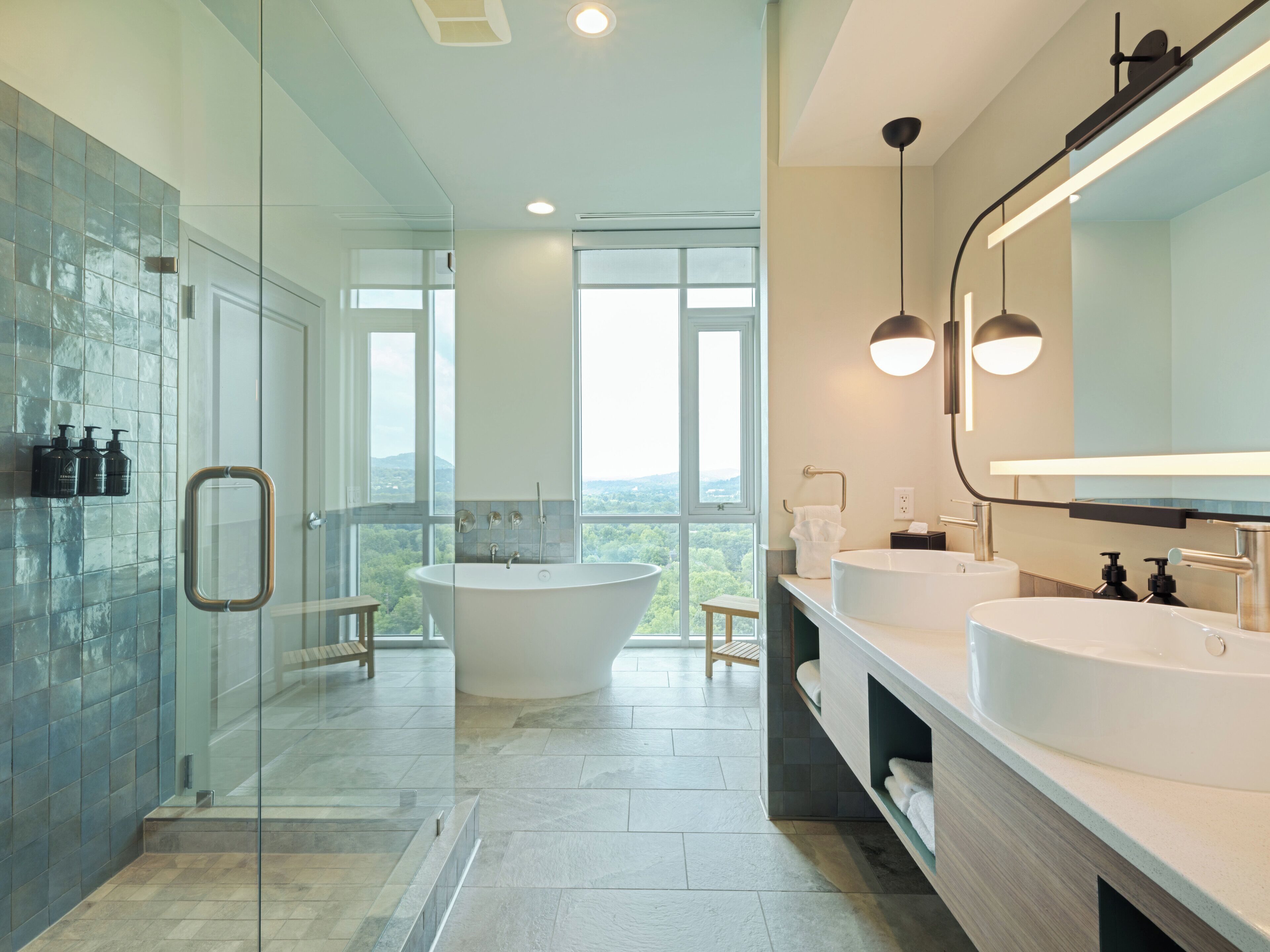 Sviitti, 1 makuuhuone (Bath Shower Combination) | Kylpyhuone | Ilmaiset hygieniatuotteet, hiustenkuivaaja, pyyhkeet